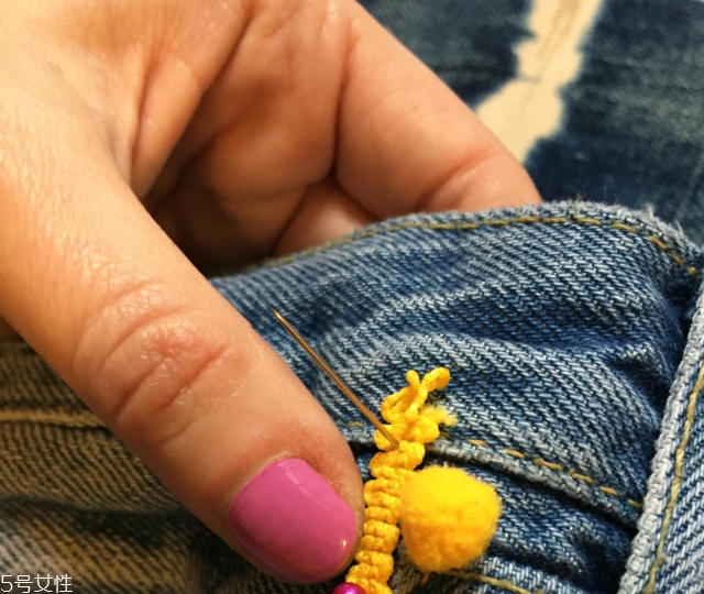 舊牛仔褲怎么改好看？只需幾步立馬變身時(shí)尚褲子