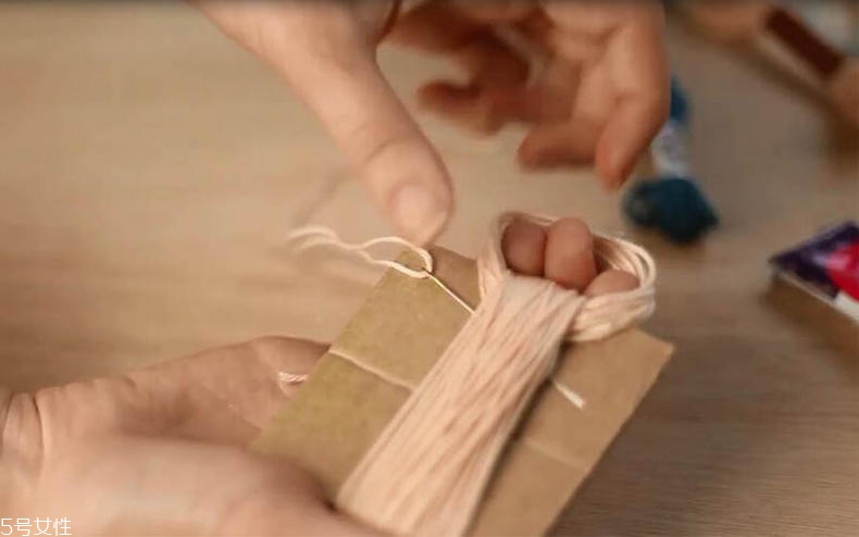 手工項鏈怎么做？彩色毛線編文藝范項鏈