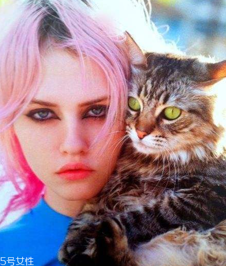 漂染頭發(fā)要多久幾個小時 漂染頭發(fā)要多久幾個小時