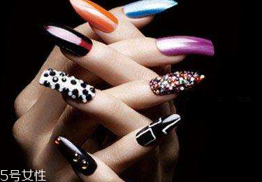 甲油膠怎么涂不容易掉 深色甲油膠需要多照燈 甲油膠怎么涂不容易掉 深色甲油膠需要多照燈