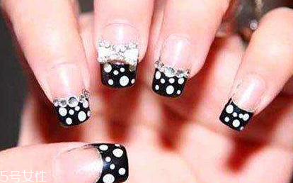 甲油膠怎么涂不容易掉 深色甲油膠需要多照燈 甲油膠怎么涂不容易掉 深色甲油膠需要多照燈