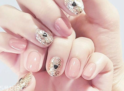 美甲加固膠用在哪個(gè)步驟 不是人人都需要 美甲加固膠用在哪個(gè)步驟 不是人人都需要