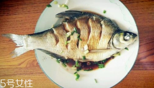 鳊魚和鯽魚哪個(gè)好 鳊魚和鯽魚的區(qū)別 鳊魚和鯽魚哪個(gè)好 鳊魚和鯽魚的區(qū)別