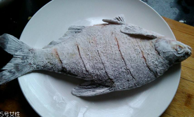 鳊魚和草魚哪個(gè)刺少 草魚刺少 鳊魚和草魚哪個(gè)刺少 草魚刺少