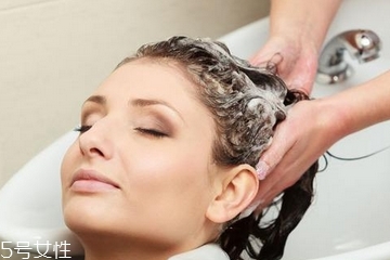 護(hù)發(fā)素用多了會(huì)怎么樣 用多了浪費(fèi) 護(hù)發(fā)素用多了會(huì)怎么樣 用多了浪費(fèi)