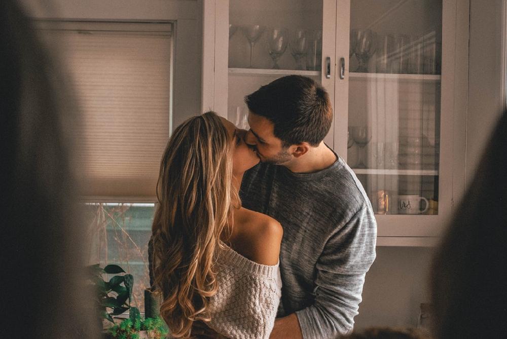 女朋友愛咬我怎么回事 女生咬你等于在乎你 女朋友愛咬我怎么回事 女生咬你等于在乎你