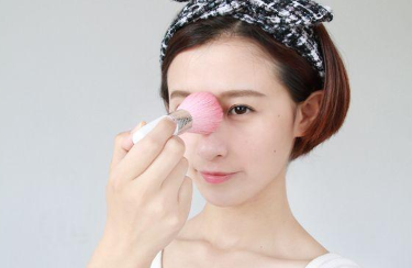 散粉怎么涂不卡粉 3種膚質(zhì)3種上妝手法 散粉怎么涂不卡粉 3種膚質(zhì)3種上妝手法