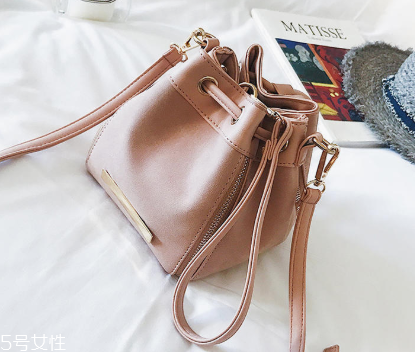 深色衣服怎么穿不顯老 3招就能搞定 深色衣服怎么穿不顯老 3招就能搞定