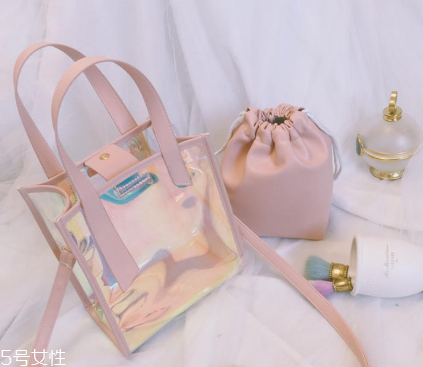 深色衣服怎么穿不顯老 3招就能搞定 深色衣服怎么穿不顯老 3招就能搞定