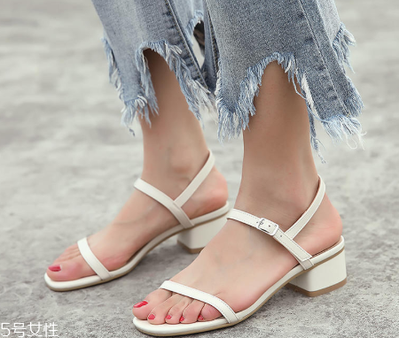 深色衣服怎么穿不顯老 3招就能搞定 深色衣服怎么穿不顯老 3招就能搞定