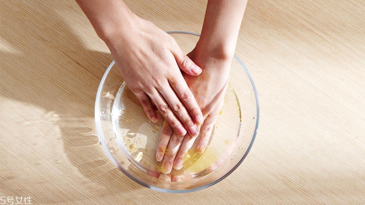 可撕指甲油要卸甲嗎 看個(gè)人習(xí)慣 可撕指甲油要卸甲嗎 看個(gè)人習(xí)慣