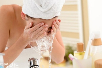 油皮長痘用什么洗面奶 油皮護(hù)臉指南快收好