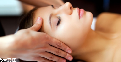 精油涂抹后需要清洗嗎 皮膚會(huì)自行吸收 精油涂抹后需要清洗嗎 皮膚會(huì)自行吸收