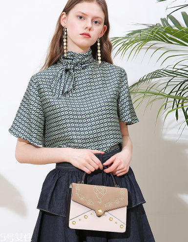 手提包什么風(fēng)格好看 這三種為你撐足場(chǎng)面 手提包什么風(fēng)格好看 這三種為你撐足場(chǎng)面