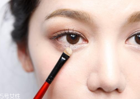 用眼影怎么畫眼線 深邃電眼5大技巧公開 用眼影怎么畫眼線 深邃電眼5大技巧公開