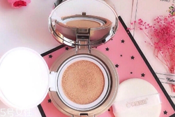 夏天用粉底液還是氣墊bb好 愛出油用粉底液準(zhǔn)沒錯