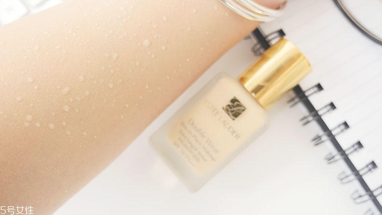 雅詩(shī)蘭黛dw粉底液怎么倒出來(lái) 火遍全球的爆款網(wǎng)紅粉底