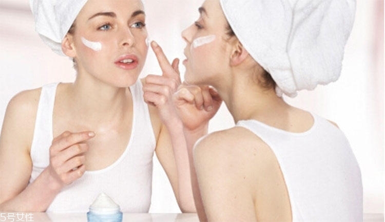 油皮長痘用什么洗面奶 油皮護(hù)臉指南快收好