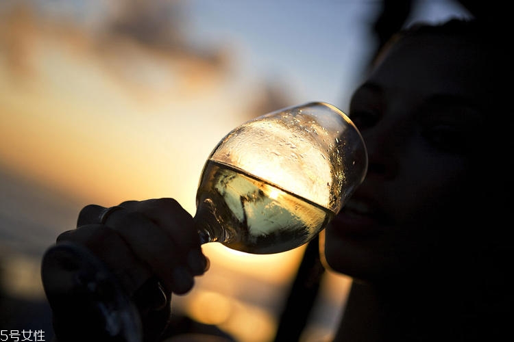 喝酒會導致肥胖嗎 最好一口也別喝