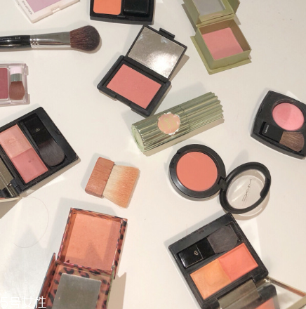 氣墊腮紅和粉狀腮紅哪個好 氣墊腮紅不會讓油肌悶痘 氣墊腮紅和粉狀腮紅哪個好 氣墊腮紅不會讓油肌悶痘