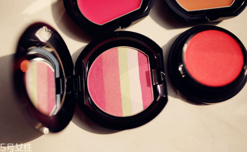 氣墊腮紅和粉狀腮紅哪個好 氣墊腮紅不會讓油肌悶痘 氣墊腮紅和粉狀腮紅哪個好 氣墊腮紅不會讓油肌悶痘