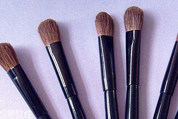 眼影刷什么材質(zhì)好 上色度優(yōu)秀的動物毛 眼影刷什么材質(zhì)好 上色度優(yōu)秀的動物毛