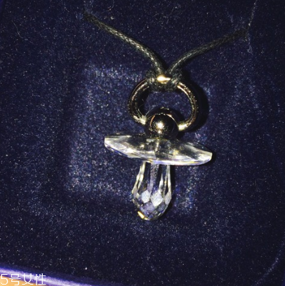 施華洛世奇奶嘴項(xiàng)鏈多少錢 精致可愛(ài)有童趣