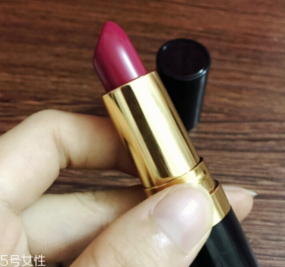 露華濃黑管440黃皮能用嗎 黃皮純素顏都能hold住 露華濃黑管440黃皮能用嗎 黃皮純素顏都能hold住