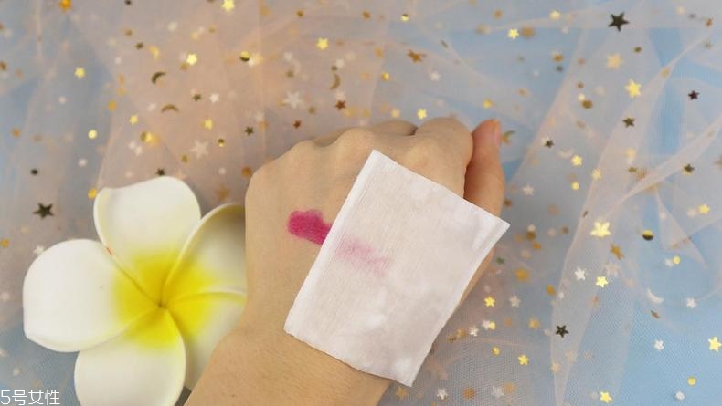 露華濃黑管440黃皮能用嗎 黃皮純素顏都能hold住 露華濃黑管440黃皮能用嗎 黃皮純素顏都能hold住