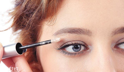 液體眼影適合什么膚質(zhì) 油皮不建議 液體眼影適合什么膚質(zhì) 油皮不建議