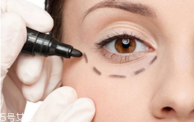 精油按摩眼部有什么效果 精油按摩眼部注意事項 精油按摩眼部有什么效果 精油按摩眼部注意事項