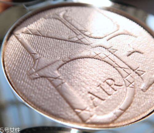 粉色高光適合什么膚色 這種膚色用了粉中透白 粉色高光適合什么膚色 這種膚色用了粉中透白