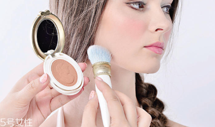 粉色高光適合什么膚色 這種膚色用了粉中透白 粉色高光適合什么膚色 這種膚色用了粉中透白