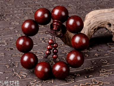 小葉紫檀手串能上油嗎 手串這樣盤才好看 小葉紫檀手串能上油嗎 手串這樣盤才好看