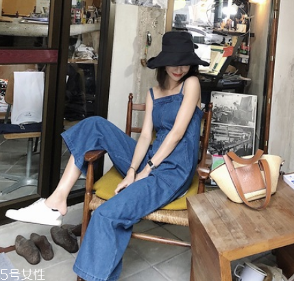 牛仔背帶裝怎么搭配 穿出高級(jí)少女感 牛仔背帶裝怎么搭配 穿出高級(jí)少女感