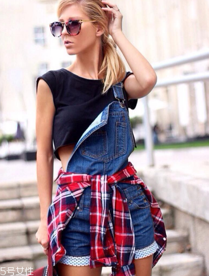 牛仔背帶裝怎么搭配 穿出高級(jí)少女感 牛仔背帶裝怎么搭配 穿出高級(jí)少女感