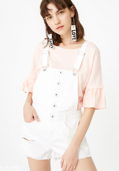 牛仔背帶裝怎么搭配 穿出高級(jí)少女感 牛仔背帶裝怎么搭配 穿出高級(jí)少女感