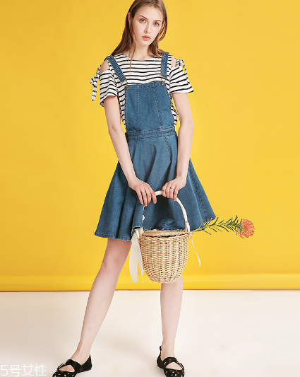 牛仔背帶裝怎么搭配 穿出高級(jí)少女感 牛仔背帶裝怎么搭配 穿出高級(jí)少女感