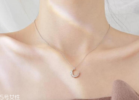 什么樣的鎖骨鏈好看 讓你的頸部不再留白 什么樣的鎖骨鏈好看 讓你的頸部不再留白