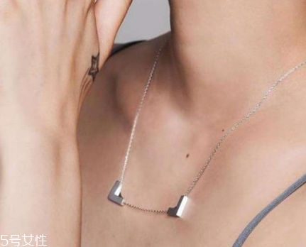 什么樣的鎖骨鏈好看 讓你的頸部不再留白 什么樣的鎖骨鏈好看 讓你的頸部不再留白
