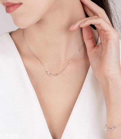 什么樣的鎖骨鏈好看 讓你的頸部不再留白 什么樣的鎖骨鏈好看 讓你的頸部不再留白
