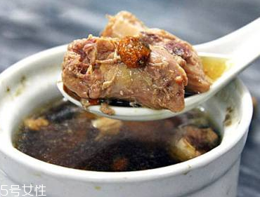 雞血藤怎么做好吃 玫瑰雞血藤燉烏雞 雞血藤怎么做好吃 玫瑰雞血藤燉烏雞