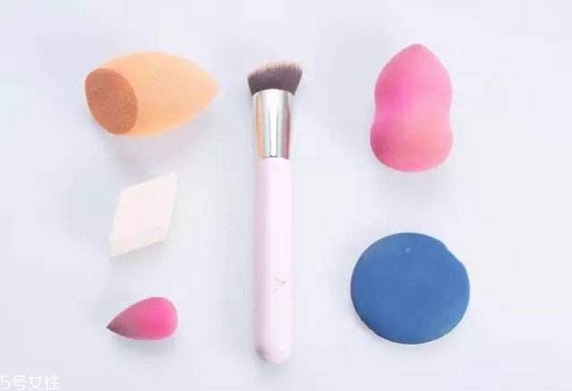 混油皮用什么底妝 這么化妝不泛油光不脫妝 混油皮用什么底妝 這么化妝不泛油光不脫妝