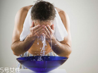男人怎么護膚比較好 男人健康護膚的13個小細(xì)節(jié) 男人怎么護膚比較好 男人健康護膚的13個小細(xì)節(jié)