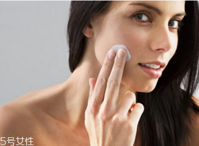 臉上有紅血絲用什么護(hù)膚品比較好 這樣改善紅血絲癥狀 臉上有紅血絲用什么護(hù)膚品比較好 這樣改善紅血絲癥狀