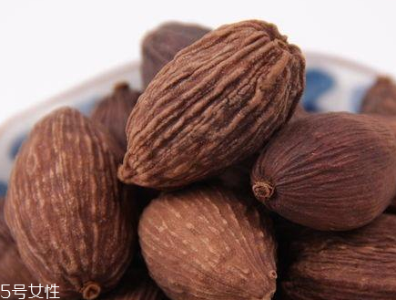 草果可以用什么代替 八角香葉和白芷 草果可以用什么代替 八角香葉和白芷