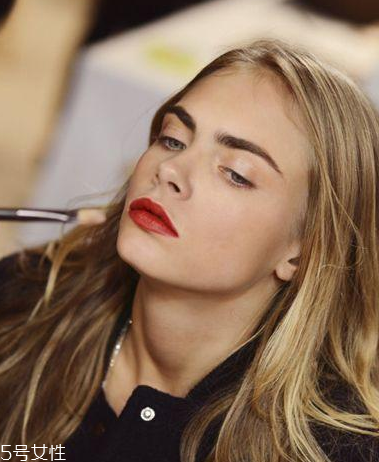 睫毛膏先刷白色還是黑色 當然是白色