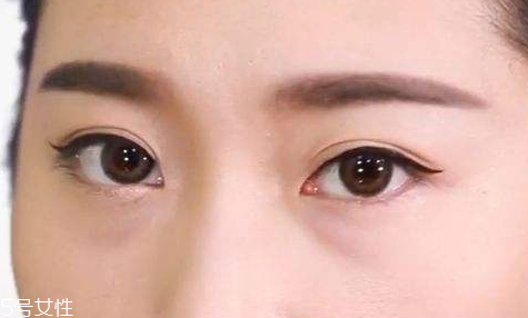 眼線筆戳進(jìn)眼里怎么辦 要趕快處理 眼線筆戳進(jìn)眼里怎么辦 要趕快處理