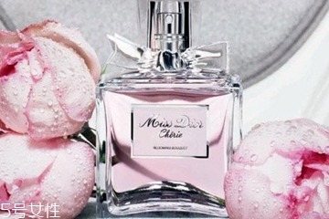 花香型香水適合什么年齡 宛在花叢中 花香型香水適合什么年齡 宛在花叢中