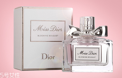 花香型香水適合什么年齡 宛在花叢中 花香型香水適合什么年齡 宛在花叢中